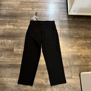 Tahari The Easy Pull On Capri SZ SM.‎ NWT